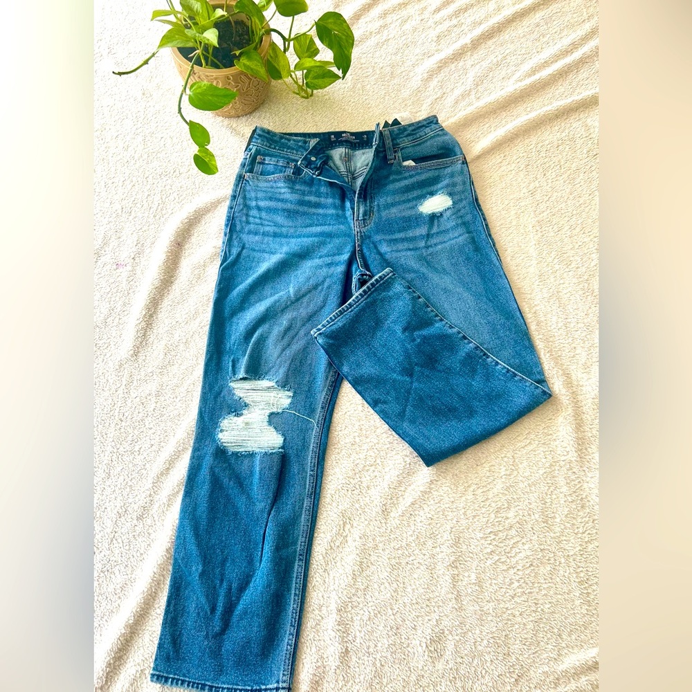 NWT Hollister: Ultra High-Rise Vintage Straight   

Width- 28
Length-27